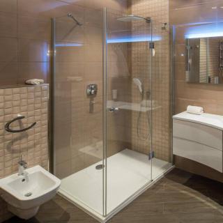 Vsg Dusche Aus Glas Mit Weissen Badezimmermöbeln