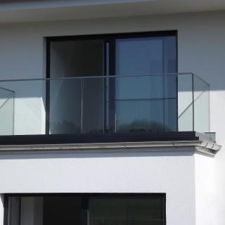 Glasrailing Formal Angebracht Am Balkon