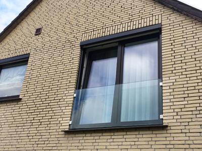 Fensterbrüstung aus Glas