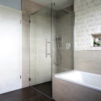 Glasdusche mit Badewannen-Anschluss in Klarglas Glasdusche mit Badewannen-Anschluss in Klarglas