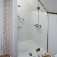 Nischendusche mit Schrägschnitt Nischendusche mit Schrägschnitt