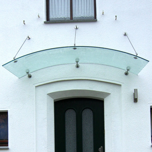 Glasvordach Arcata mit gebogenem Glas Glasvordach Arcata mit gebogenem Glas