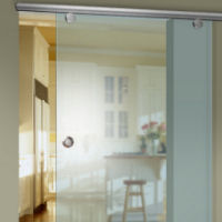 Glas-Schiebetür mit Aluminium Beschlag Glas-Schiebetür mit Aluminium Beschlag