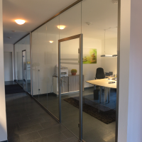 Bürotrennwand aus Glas mit Durchgangstür Bürotrennwand aus Glas mit Durchgangstür