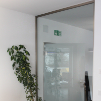 Fest eingebaute Glastrennwand im Büro Fest eingebaute Glastrennwand im Büro