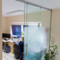 Glas-Trennwand mit Aluminium-Schiebetür-Beschlag Glas-Trennwand mit Aluminium-Schiebetür-Beschlag