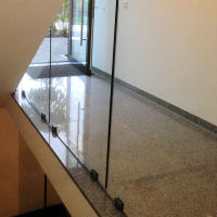 Trennwand aus Glas mit Glasklemmen befestigt Trennwand aus Glas mit Glasklemmen befestigt