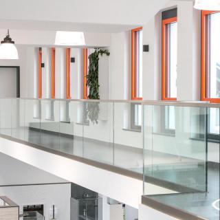 Delgado Als Glasrailing An Einer Empore