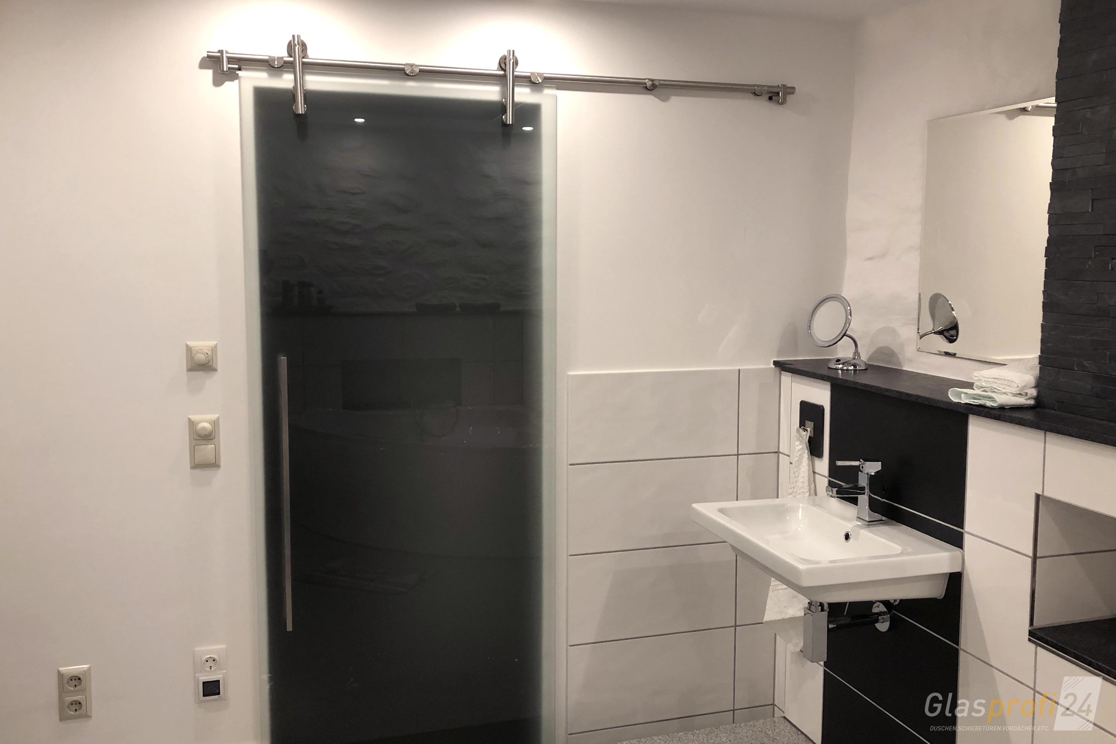Glasschiebetür mit EdelstahlBeschlag Glasschiebetüren