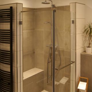 Echtglas-Dusche für Eckeinbau nach Maß Echtglas-Dusche für Eckeinbau nach Maß