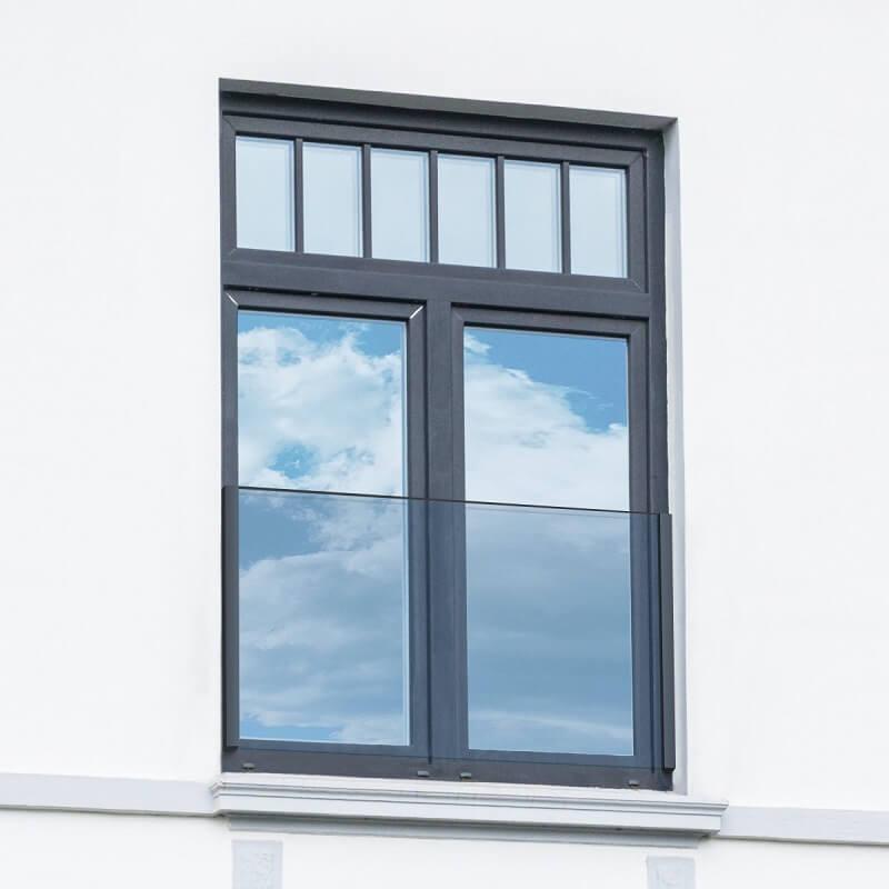 Fensterbrüstung aus Glas