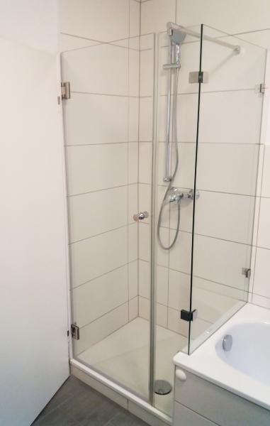 Dusche an Badewanne mit schmalem Festteil