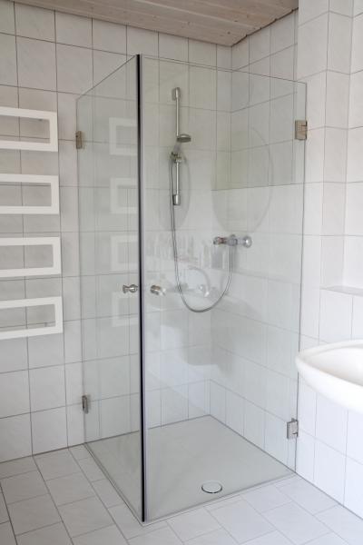 Dusche mit Eckeinstieg
