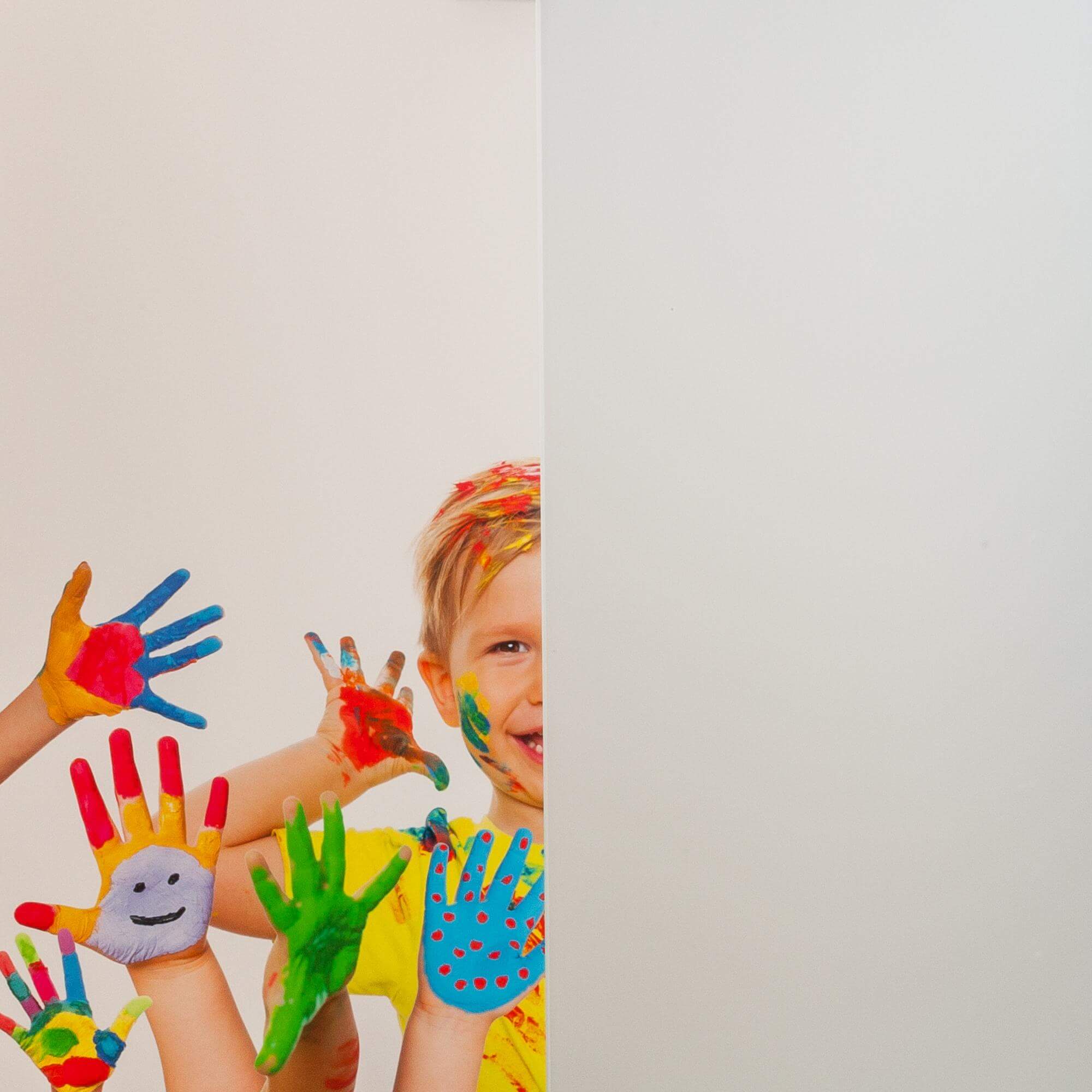Satiniertes Glas Eckdusche und Kind im Hintergrund