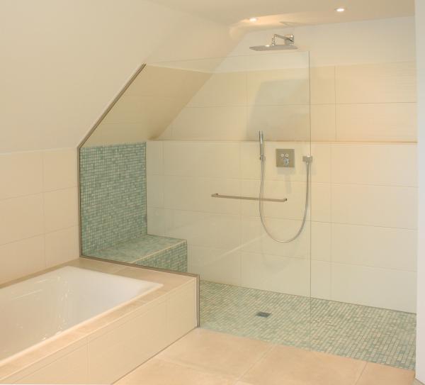 Walk-In Dusche unter der Dachschräge