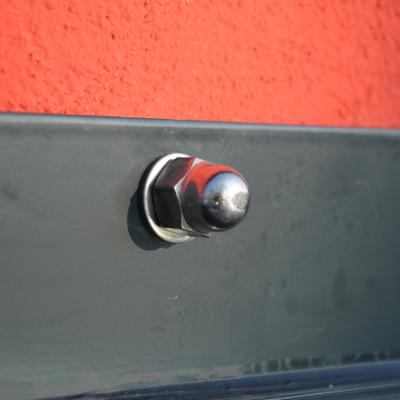 Detail ELLA Wandbefestigung mit Edelstahl-Hutschrauben