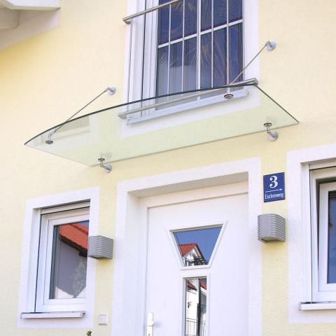 bogenförmiger Schnitt an der Vorderkante des Glasvordaches