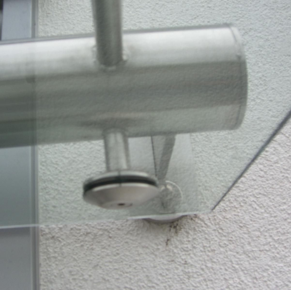 Glashalter tragen das Glas