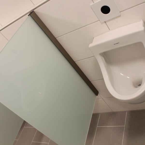 Wandprofil hält das Glas ohne Bodenbefestigung