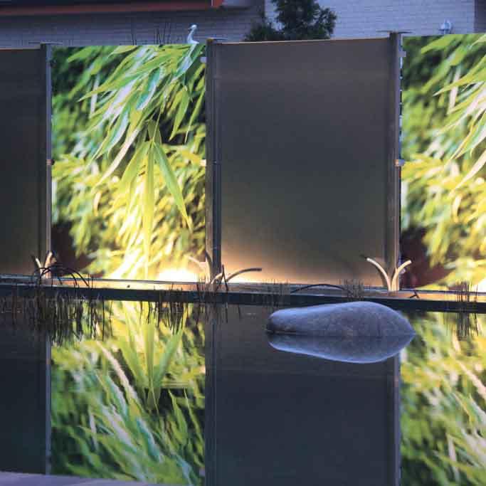 Glaszaun Feng mit individuellem Druckmotiv beleuchtet