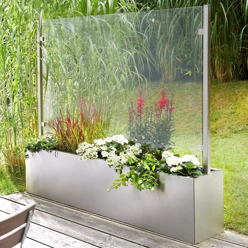 pflanzkasten-mit-sichtschutz-auf-terrasse