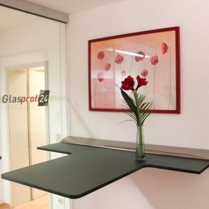 Glasstehtisch mit Wandklemmprofil befestigt
