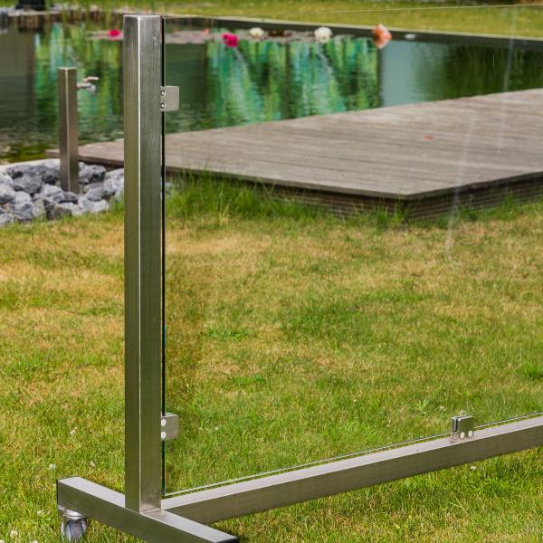 mobiler Windschutz mit eckigen Pfosten