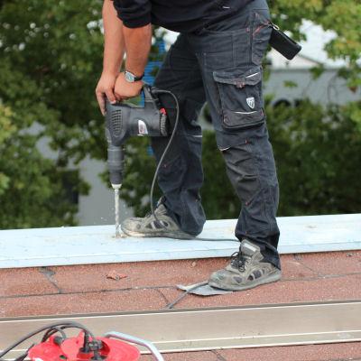 Bohrung im Fundament für die Glasbruestung
