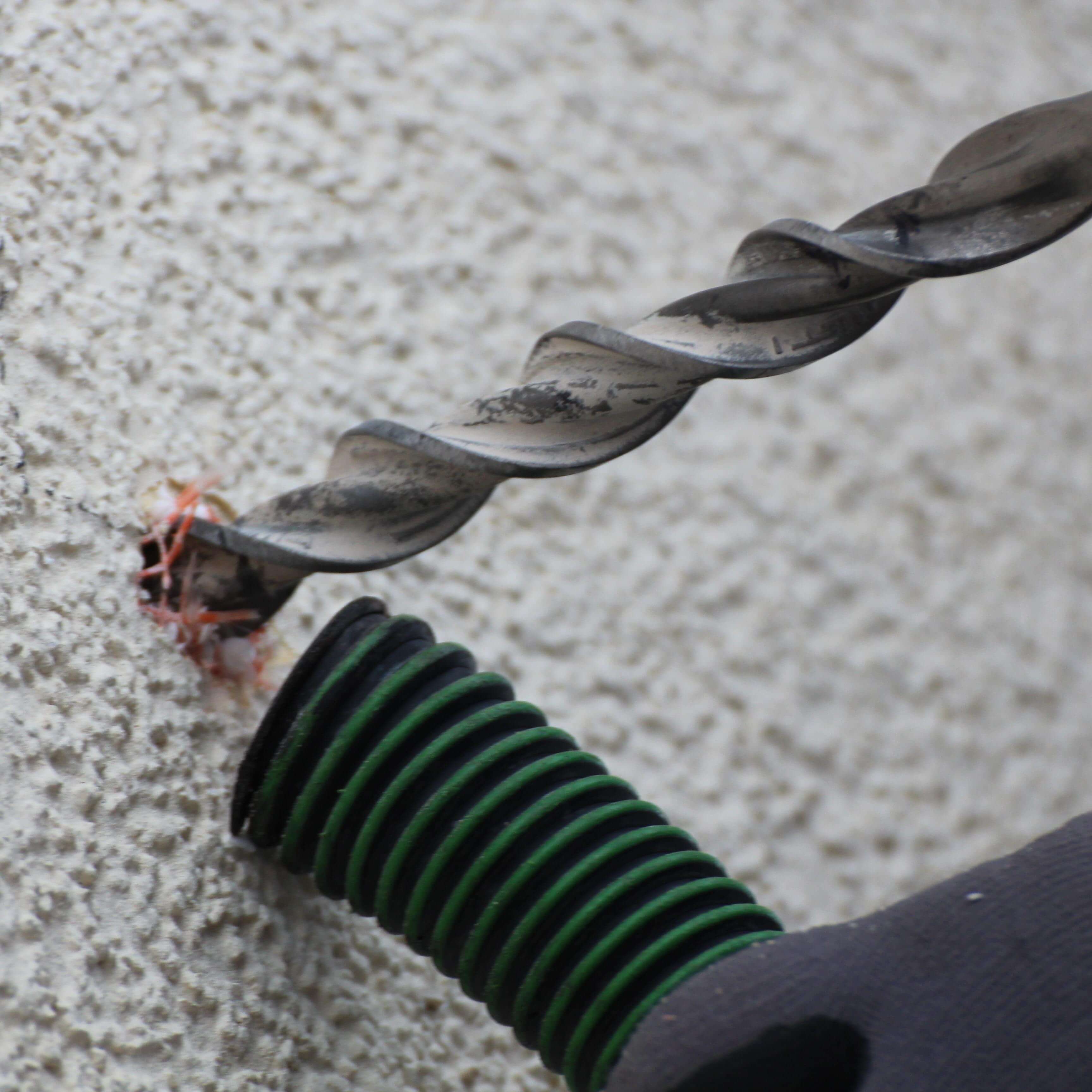 Löcher bohren in der Hauswand