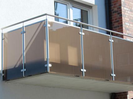 balkon-mit-braunem-glas-und-edelstahl-befestigung