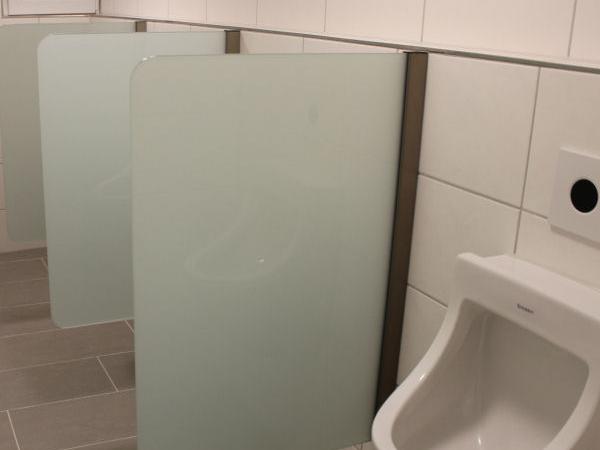 Blickdichtes Glas bei der Urinal-trennwand sorgt für Intimschutz im Hotel Wiebracht