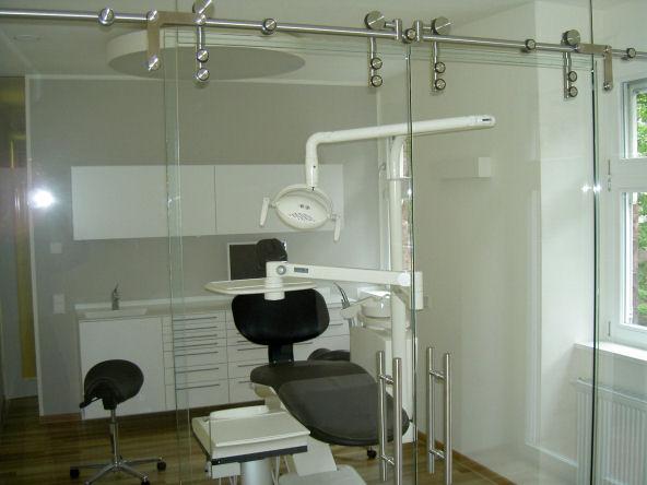 Glastrennwand für eine Zahnarztpraxis in NRW