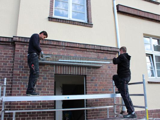 Montage des Glas-Vordachs Dura am alten Arbeitsamt in Bielefeld