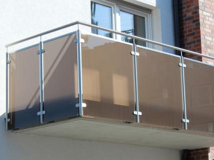 balkon-mit-braunem-glas-und-edelstahl-befestigung