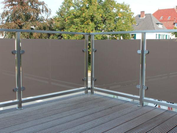 balkon-verkleidung-aus-farbigem-glas