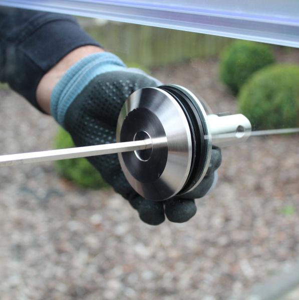 Glashalter wird im Vordachglas verschraubt
