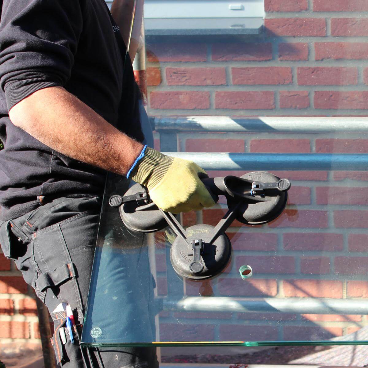 Glassauger hilft, das Glas zu tragen
