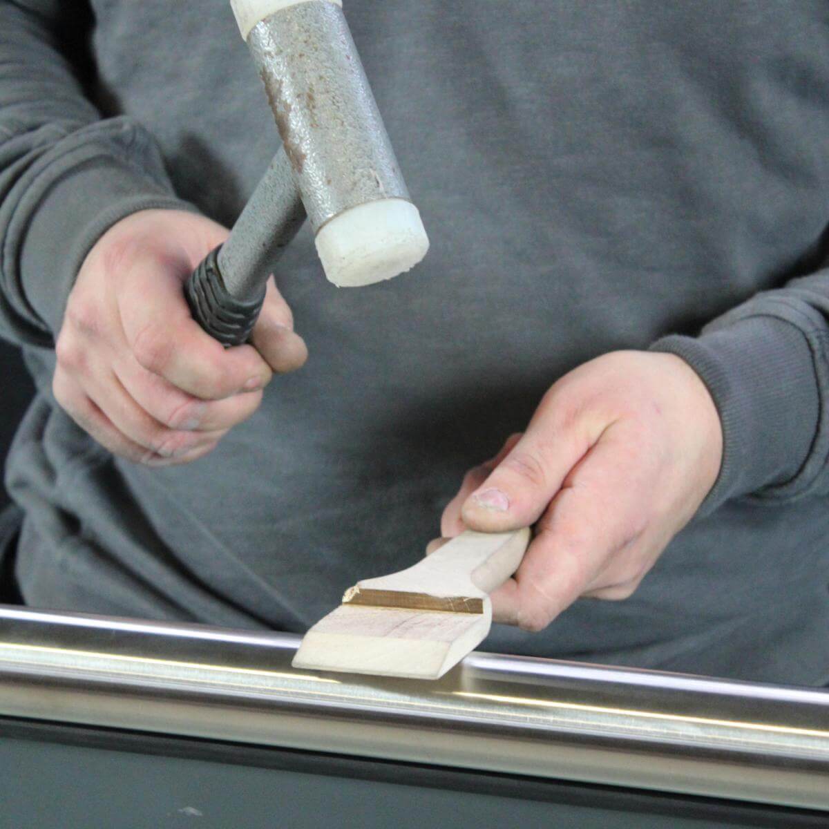 Gummihammer und Holzspatel für die Montage des Handlaufs