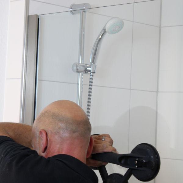 Einsetzen der Glas-Duschabtrennung für die walk-in-Dusche