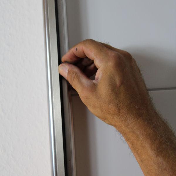 Befestigung vom Wandklemmprofil, hier anschrauben des Profilkörpers