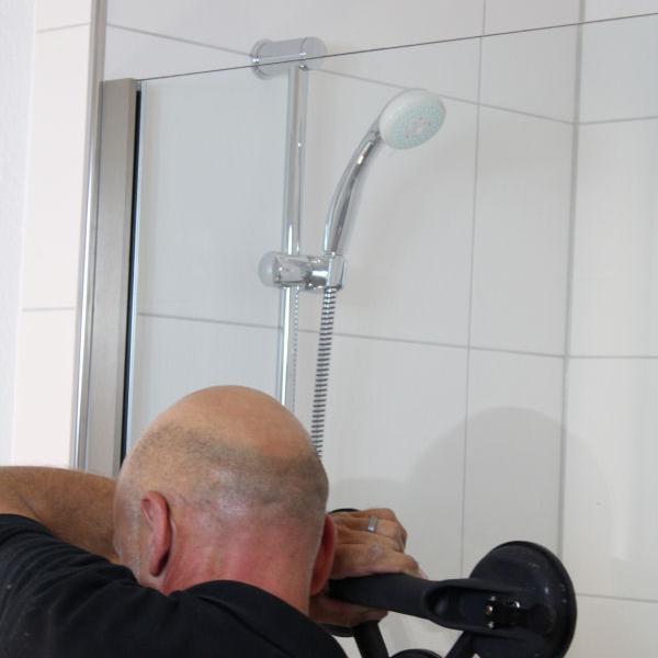 Einsetzen der Glas-Duschabtrennung für die walk-in-Dusche