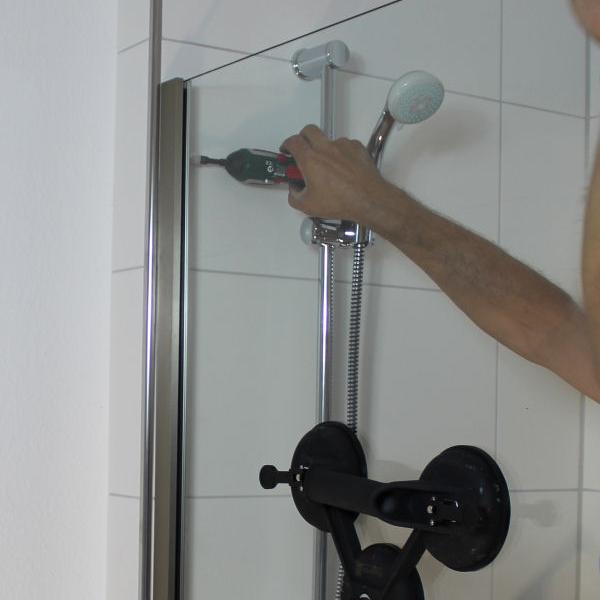 festschrauben des Adapterprofils, womit das Glas sicher eingeklemmt wird