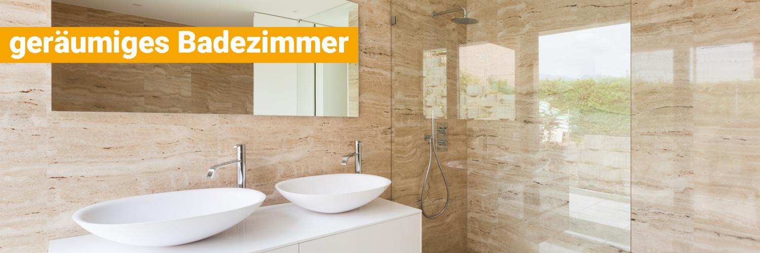 geraumiges-Badezimmer-Duschabtrennung